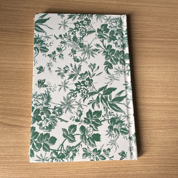 Gucci beauty hardcover notebook - Picture 2 of 3